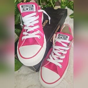 Pink Converse (7.5)